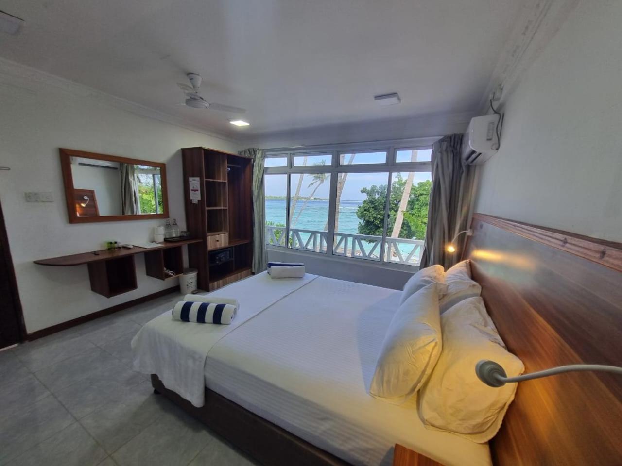 Batuta Maldives Surf View Hotel Тулусдоо Екстериор снимка
