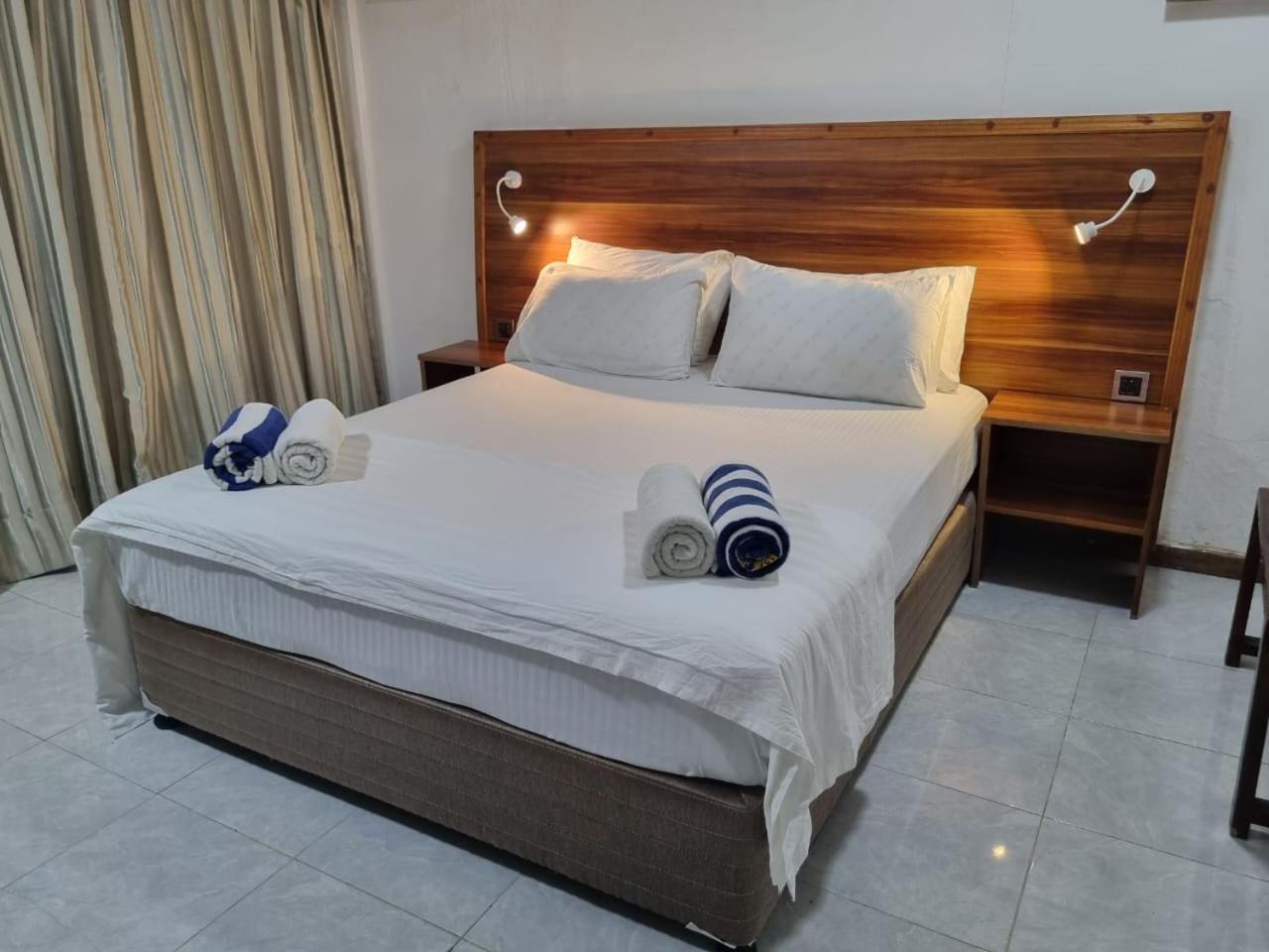 Batuta Maldives Surf View Hotel Тулусдоо Екстериор снимка