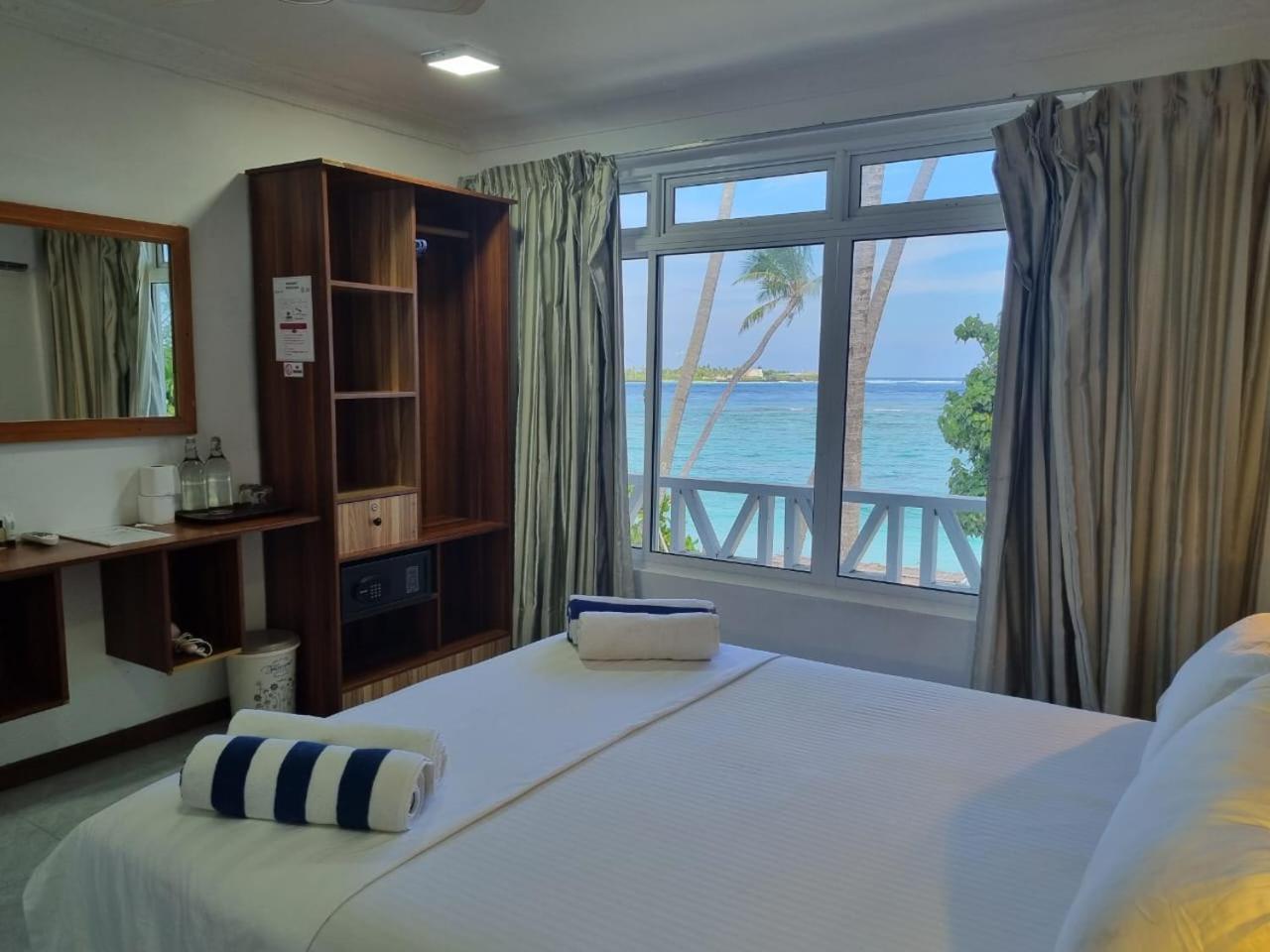 Batuta Maldives Surf View Hotel Тулусдоо Екстериор снимка