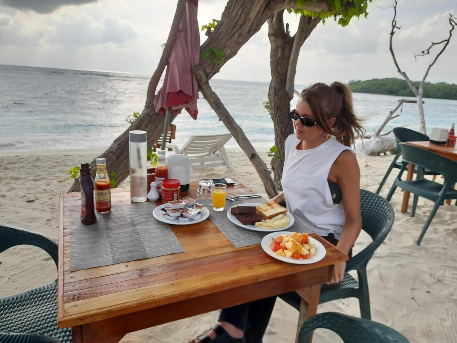 Batuta Maldives Surf View Hotel Тулусдоо Екстериор снимка